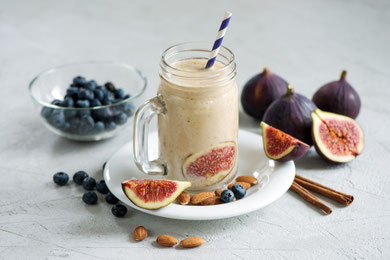 Smoothie fatto con latte di mandorla e un frutto dolce come la banana, il fico con aggiunta di mandorle e noci