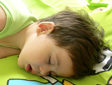 bambino che respira con la bocca aperta